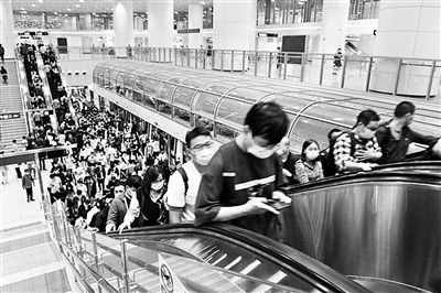 国内多个城市地铁客流周末创新高